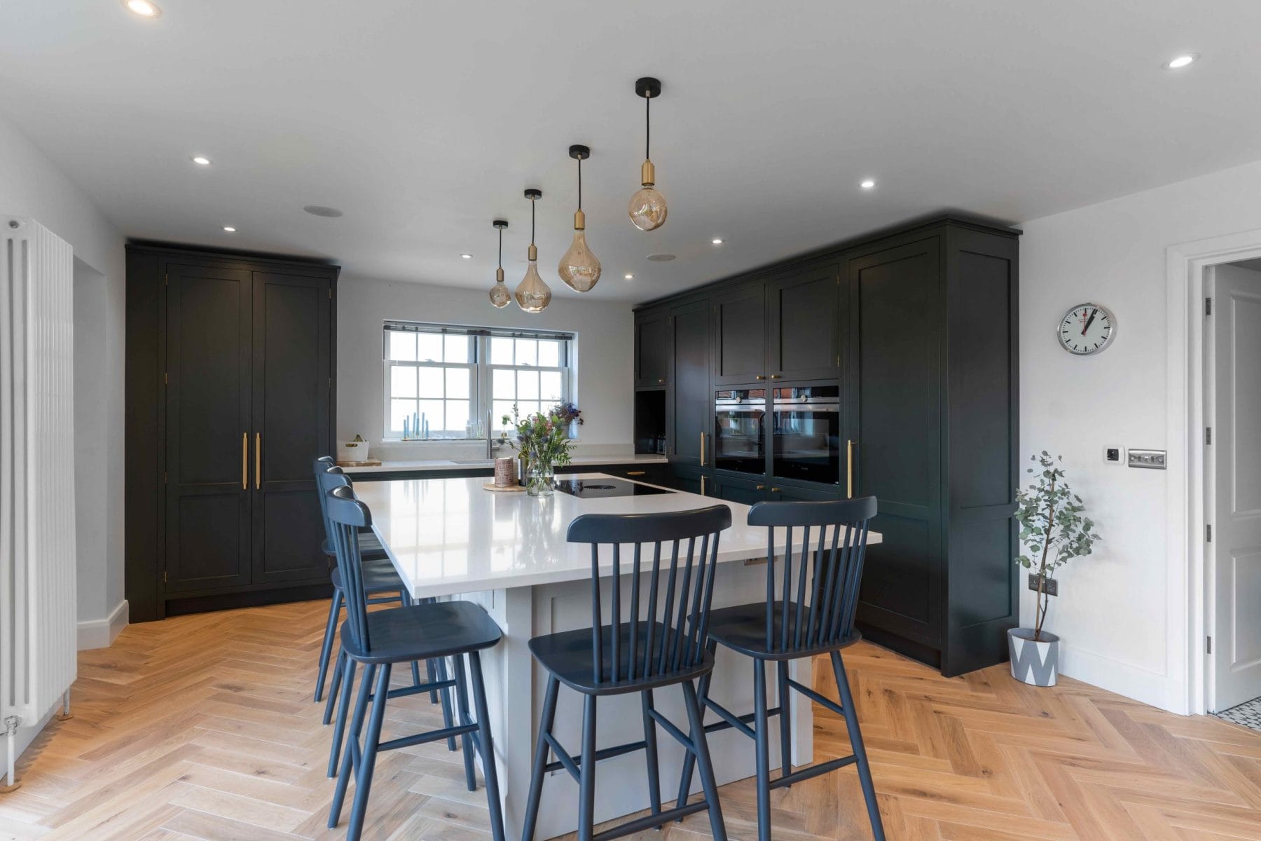 CUSTOM DARK SHAKER KITCHEN WITH OAK PARQUET FLOORING