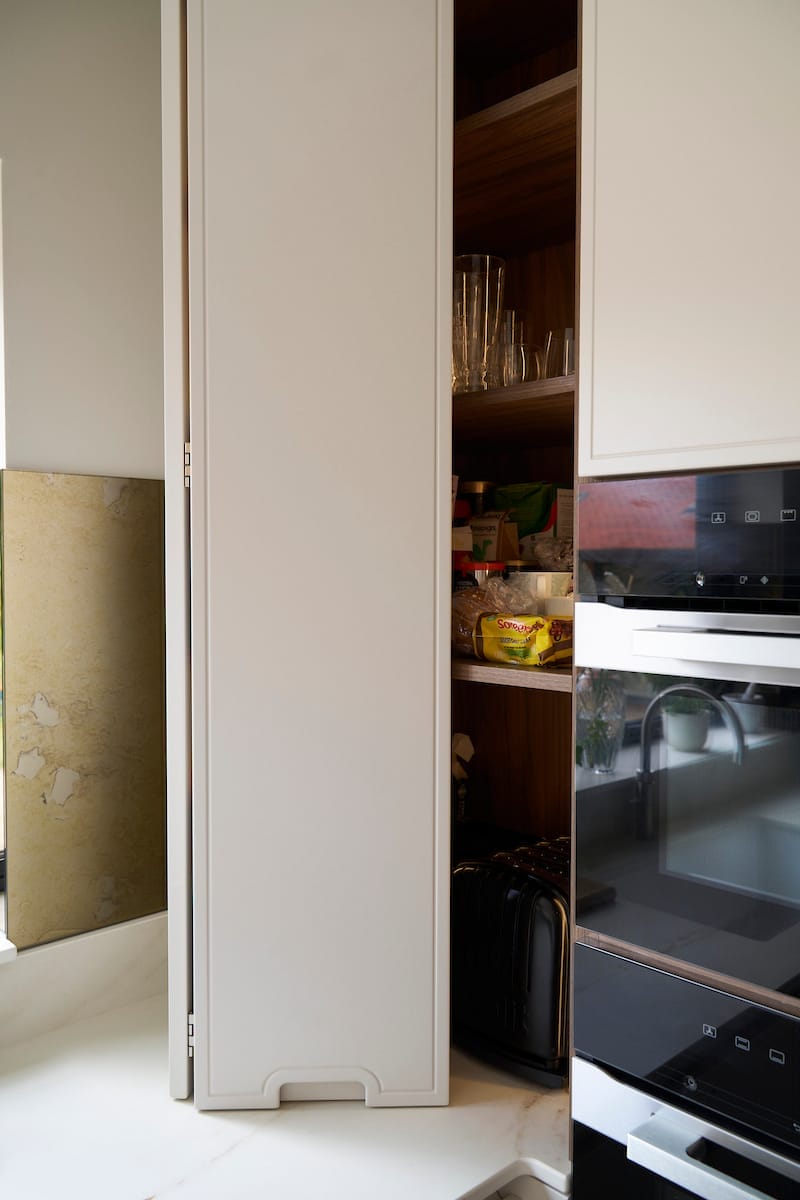 Internal kitchen storage with anthracite finish, pull-out systems and full-extension drawers.